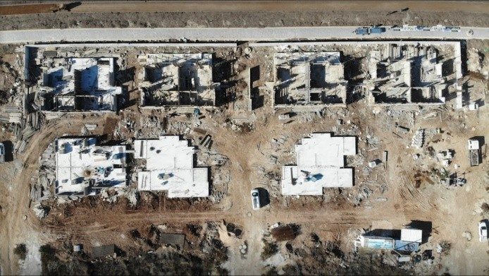 מבט אווירי על אתר הקמה של פרויקט וילות בעתלית
