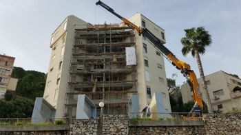 פיגומים ומנוף בעבודות תוספת מרפסות בבניין מגורים בחיפה